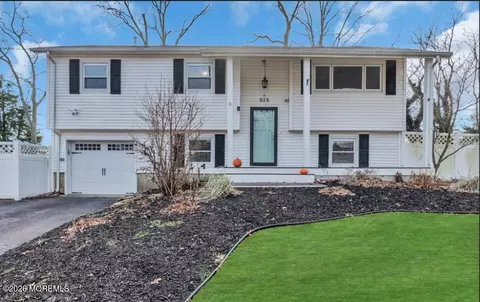 925 Stafford Dr, Toms River, NJ 08753