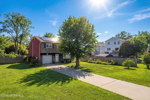 610 Center Ave, Belford, NJ 07718