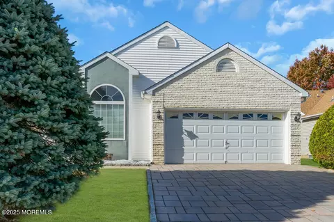 8 Newbury Ct, Toms River, NJ 08757