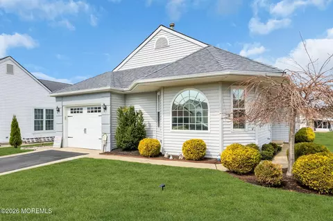 11 Sandhurst Ct, Toms River, NJ 08757