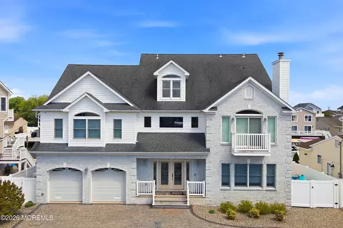 17 Lagoon Dr W, Toms River, NJ 08753