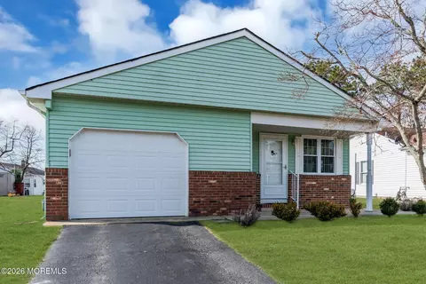 8 Redlands Ct, Toms River, NJ 08757