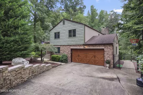 72 Fox Chase Ct, Freehold, NJ 07728