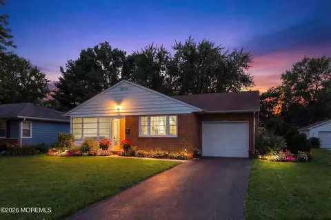 56 Bellflower Ct, Toms River, NJ 08755