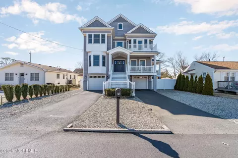 42 Harbor View Ln, Toms River, NJ 08753
