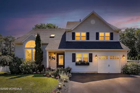 899 Molde Ct, Toms River, NJ 08753