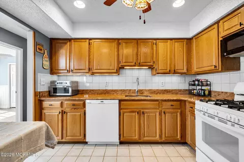 Kitchen - 701 Carnation Dr, Brick, NJ 08724 photo 2 of 3