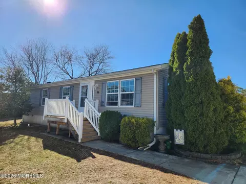 96 Woodchuck Pkwy, Whiting, NJ 08759