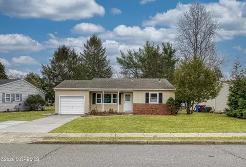 63 Brakenbury Dr, Toms River, NJ 08757