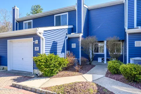25 Rambling Meadow Ct, Tinton Falls, NJ 07724