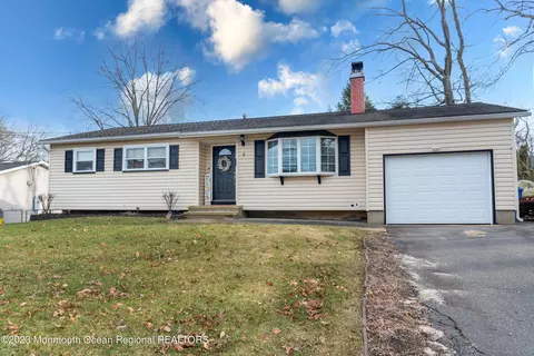 4 Pennsylvania Ave, Jackson, NJ 08527