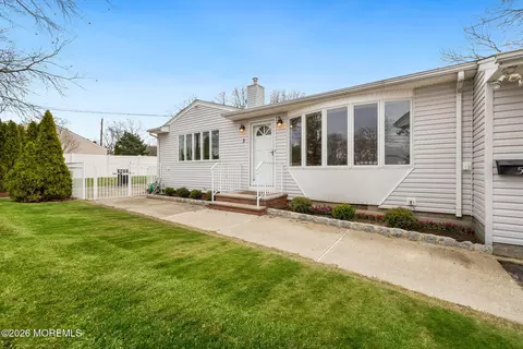 5 Barrier Dr, Hazlet, NJ 07730