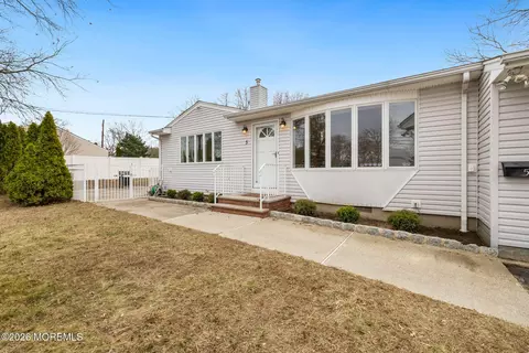 5 Barrier Dr, Hazlet, NJ 07730