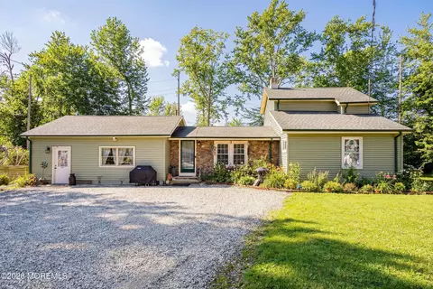 7 Marl Rd, Farmingdale, NJ 07727