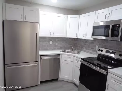 10 D Hamilton Ln, Whiting, NJ 08759