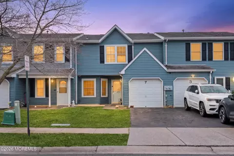 7 Farragut Sq, Freehold, NJ 07728
