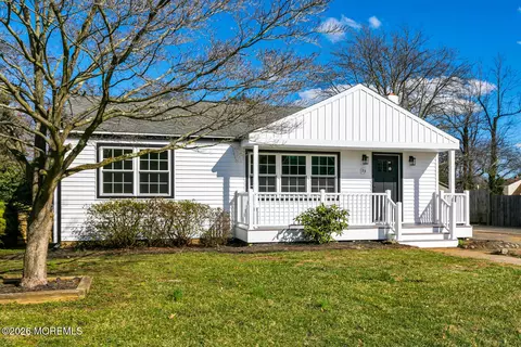 23 Trafford St, Shrewsbury, NJ 07702