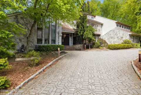 9 Sherwood Ct, Holmdel, NJ 07733