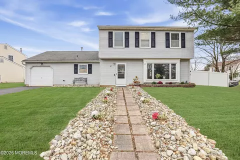 1 Mimi Ln, Howell, NJ 07731