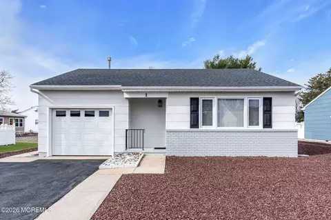 1 Hampshire Rd, Toms River, NJ 08757