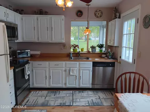 949 Liverpool Cir # B, Manchester, NJ 08759