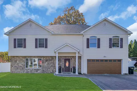 64 Hawthorne Ave, Holmdel, NJ 07733