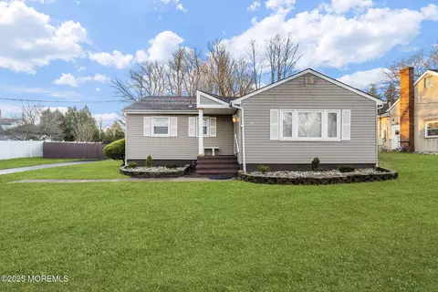 13 Sanford St, Manalapan, NJ 07726