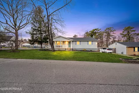 1301 Oakdale St, Toms River, NJ 08757