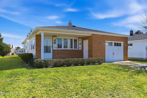 13 Bimini Dr, Toms River, NJ 08757