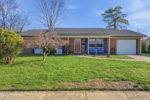 6 Hunterdon Ave, Monroe, NJ 08831