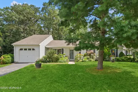 7 Lamp Post Ct, Howell, NJ 07731