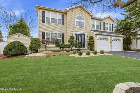 16 Diamond Ln, Howell, NJ 07731