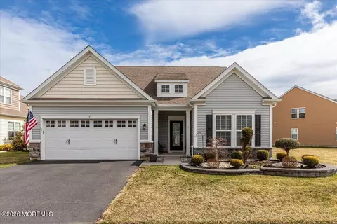 33 W Chaucer Ln, Farmingdale, NJ 07727