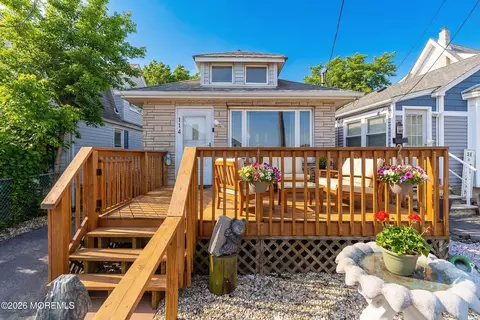 114 Shoreland Cir, Laurence Harbor, NJ 08879