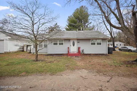 40 Breton Harbors Dr, Toms River, NJ 08753