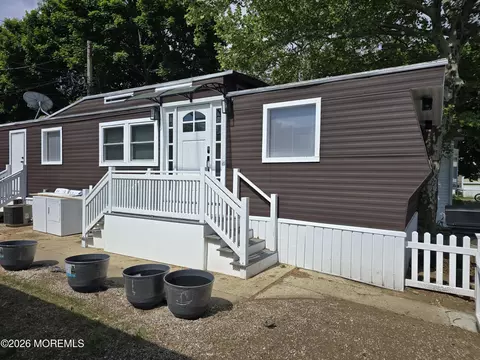 9 Monique Cir, Hazlet, NJ 07730