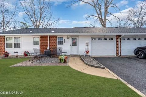 821 Balmoral Ct # B, Lakewood, NJ 08701