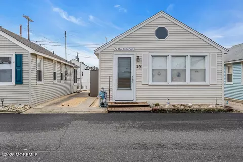 19 9th Ln, Seaside Park, NJ 08752