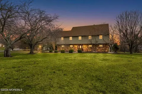 4 Douglas Dr, Holmdel, NJ 07733