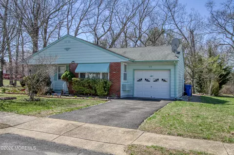 29 Green Dr, Toms River, NJ 08755