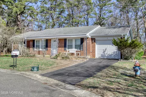 5 Wayne Ct, Whiting, NJ 08759
