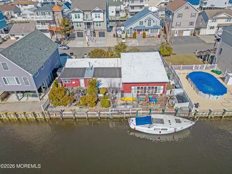 242 Evergreen Dr, Bayville, NJ 08721