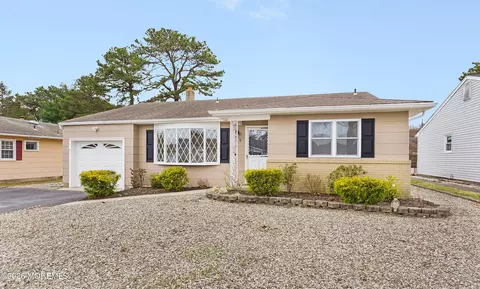 19 Bennington Dr, Toms River, NJ 08757