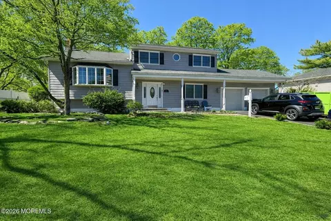 8 Schelly Dr, Middletown, NJ 07748