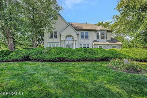 4 Hampton Hollow Dr, Millstone, NJ 08535