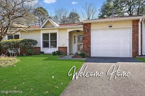 204 Deanne Dr, Lakewood, NJ 08701