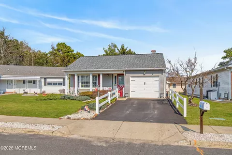 23 Manitoba Ct, Toms River, NJ 08757
