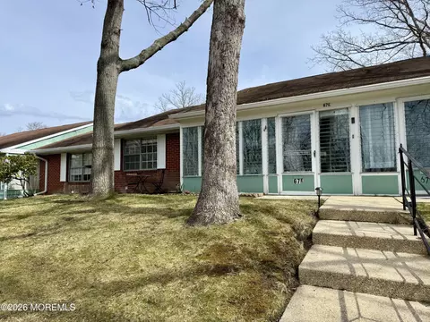 67 Dorchester Dr #E, Lakewood, NJ 08701