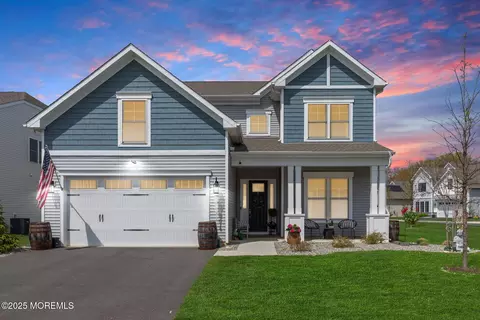 2 Pasture Dr, Farmingdale, NJ 07727