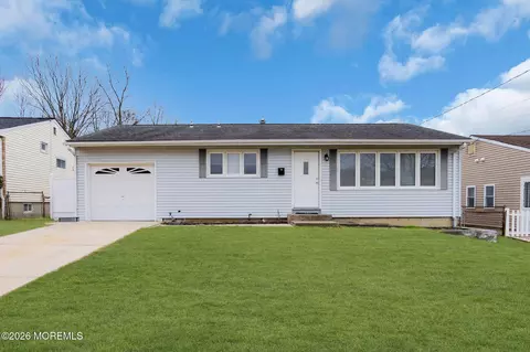 16 Hemlock Dr, Parlin, NJ 08859